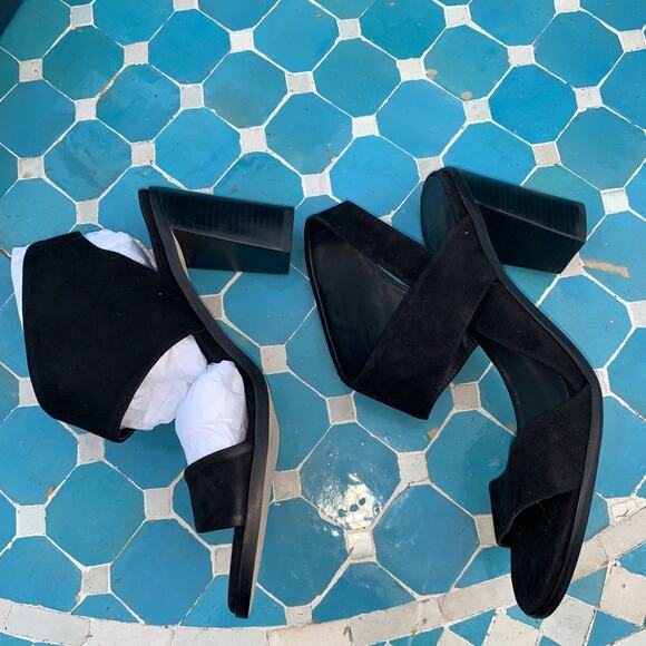 NEW IN BOX BERNARDO BLACK SUEDE HIGH HEEL SANDALS 8 - Picture 11 of 11